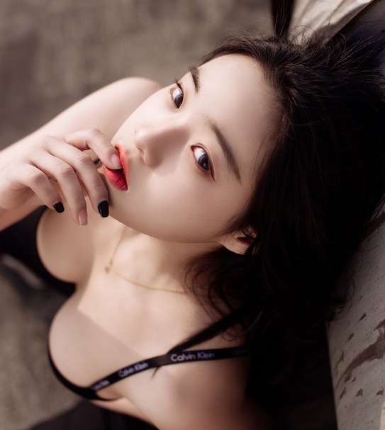 《阿立》nu ti艺术私拍极品身材天台露出被大师潜规则