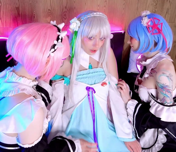 哗哩哗哩《百合》妹子cos拉姆雷姆艾米莉亚