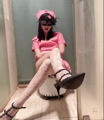 易直播-miumiu护士装白色蕾丝自玩