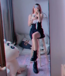 斗鱼妹子【一只萌宠】火辣举牌私拍