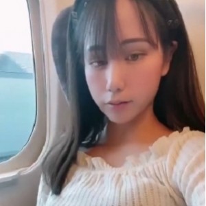 高颜值美女自拍高铁展示放飞自我