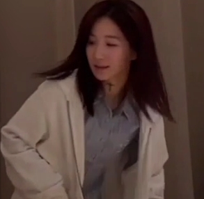 漂亮清纯的边缘学生妹被互动得受不了，1v+900M资源