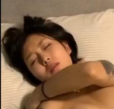 抖音网红王大炮在视频中展示高颜值，使用电钻散播露脸内容