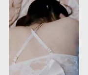 推特上P大神首次亮相动漫展，神仙颜值惊艳妹纸，穿着JK装的他引发了热议，不过却遭到了姨妈那地方的困扰。