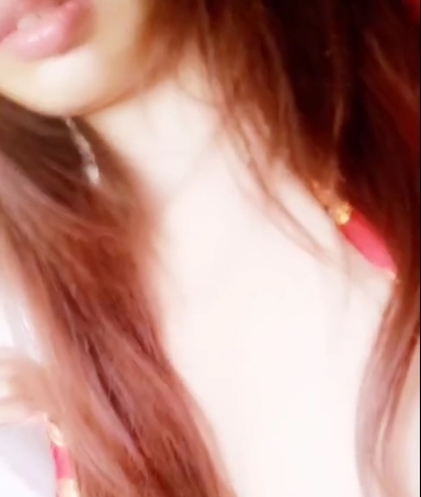 铃木美咲软软趴在床单上