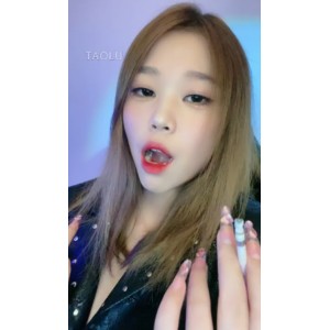 白桃套路直播：盯腋下烟灰十次挑战，视频大小350MB，百度云观看