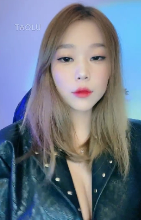 白桃套路直播：盯腋下烟灰十次挑战，视频大小350MB，百度云观看