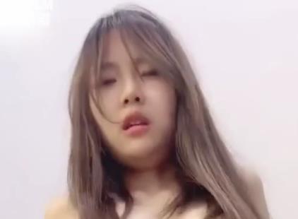 反差基地惊艳少女自拍视频，时长15分钟，颜值身材超火！