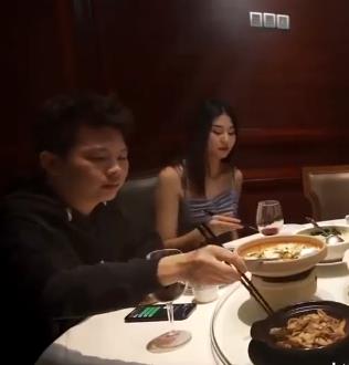 入他独特的世界，感受他的魅力和活力！