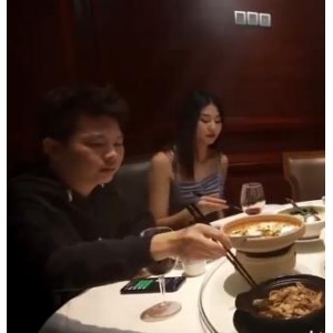 入他独特的世界，感受他的魅力和活力！