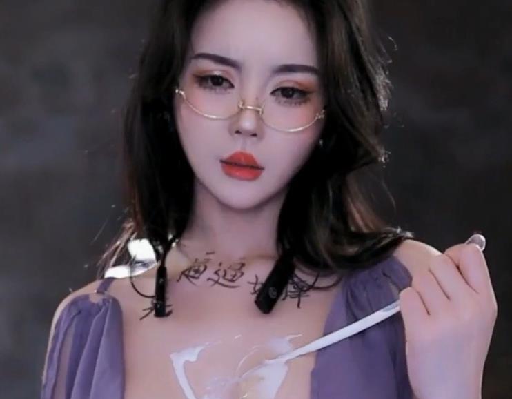 重磅福利姬美女温凉万元定制（2V1.3G）完整版