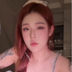 都不得不承认她的魅力所在。这位小姐姐就像是一根棒棒糖，甜蜜诱人，让人欲罢不能。她的视频就像是一个后花园，让人流连忘返。无论是道具秀还是自拍露脸，都展现了她的多面