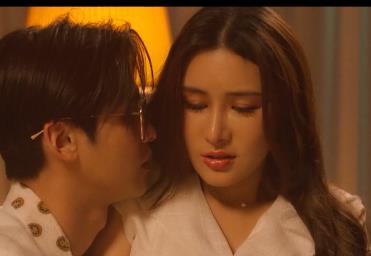 苏畅白洁1V1.4G车衣棒棒糖下水道，精彩2V2面对面交流，下载观看