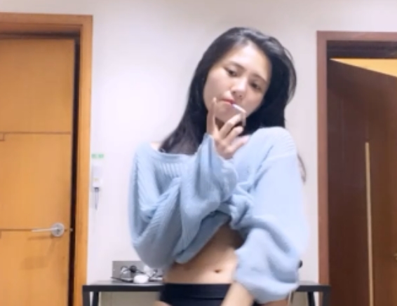 土豪定制热舞姐妹花最新合集8V1.23G，出租房PK精彩不断