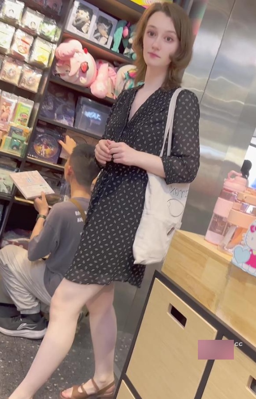 街拍KFC洋妞肉色窄内实录·白嫩大眼妹·344MB全方位视角