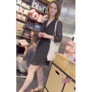 街拍KFC洋妞肉色窄内实录·白嫩大眼妹·344MB全方位视角