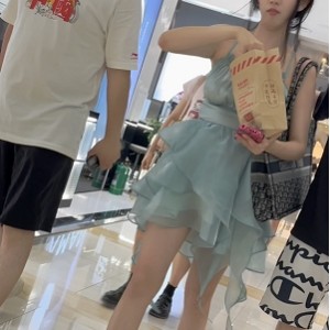 街拍热裤双姝小吃摊实录多角度镜头精悍版绝对养眼