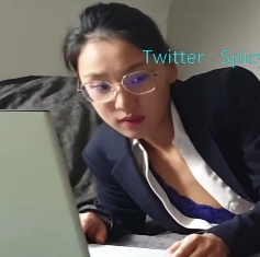 推特乖乖女留学生刘玥OL服自娱自乐大作1部1.07G白领沦陷